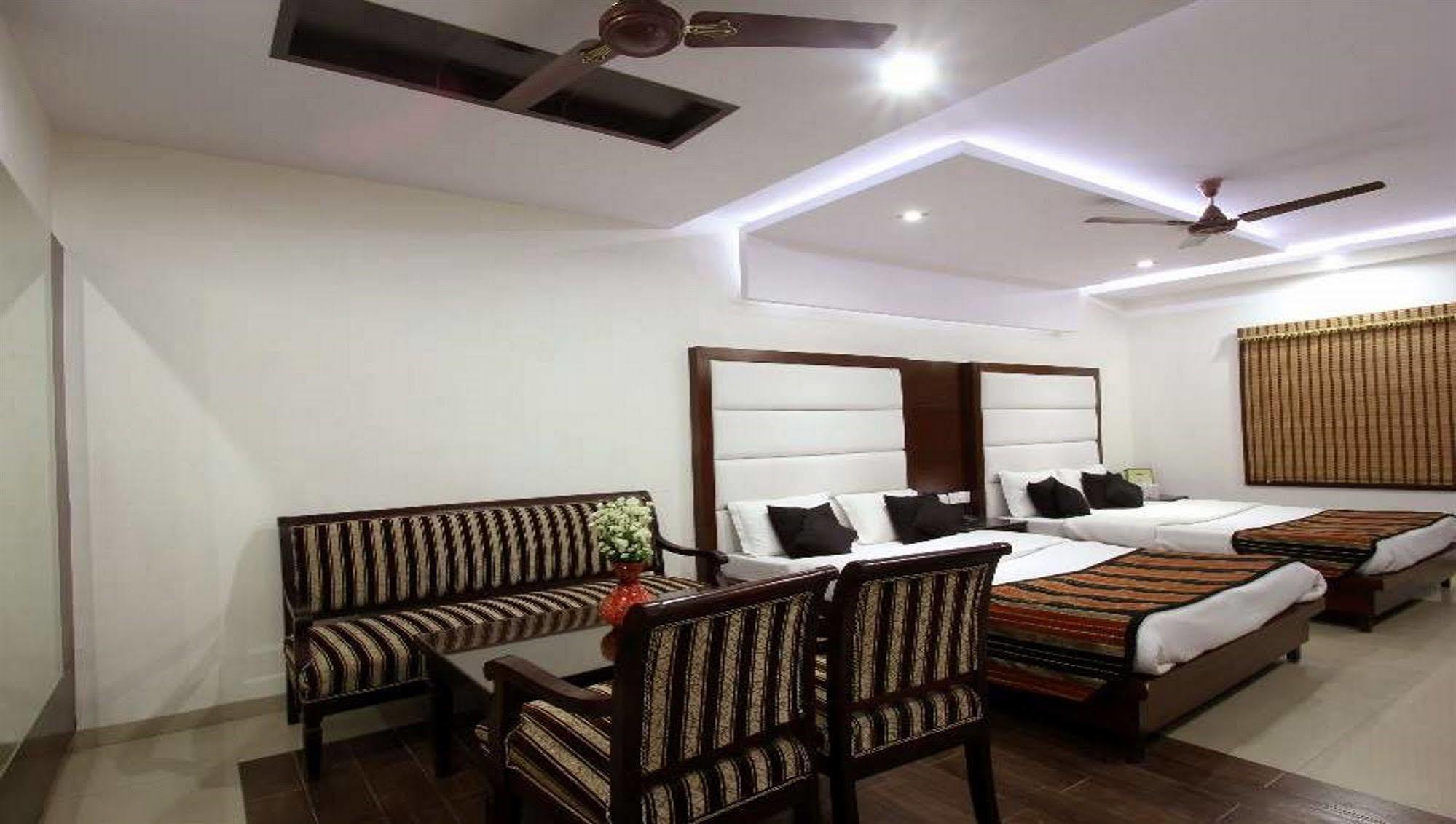 Hotel Mohan International Yeni Delhi Dış mekan fotoğraf